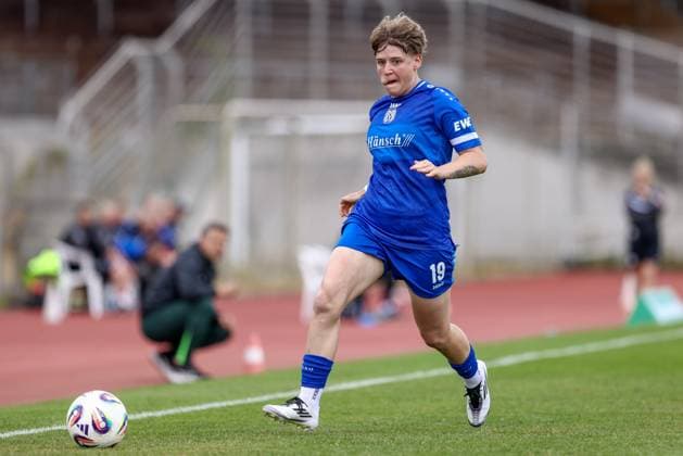 Lea Mauly SV Meppen, 19 on the ball, cropped image, single image, full body, action, action, game scene, THE DFB REGULATIONS PROHIBIT ANY USE OF PHOTOGRAPHS AS IMAGE SEQUENCES AND OR QUASI VIDEO , 24 08 2025, Meppen Germany , Football, 2 Womens Bundesliga, VfL Wolfsburg II SV Meppen xobx