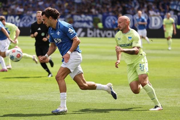 24 08 2025, xtvx, Fußball 2 Bundesliga, SV Darmstadt 98 Hertha BSC Berlin v l Zweikampf, Duell, duel, tackle, compete Toni Leistner Hertha BSC Berlin Fraser Hornby SV Darmstadt 98 DFL DFB REGULATIONS PROHIBIT ANY USE OF PHOTOGRAPHS as IMAGE SEQUENCES and or QUASI VIDEO Darmstadt