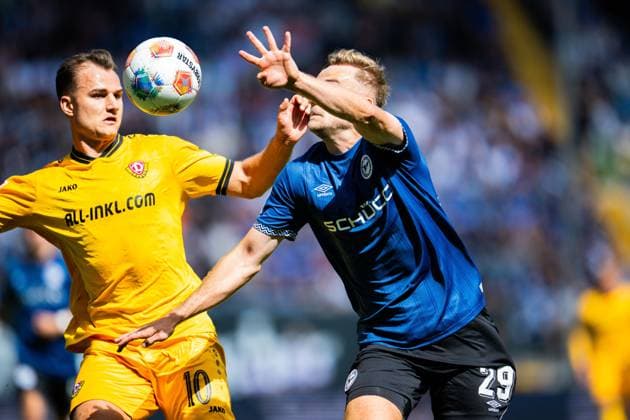 24 08 2025 Soccer, 2025 2026, 2 Bundesliga, 3 Matchday, DSC Arminia Bielefeld SG Dynamo Dresden L R Jakob Lemmer Dresden , Tim Handwerker Bielefeld DFL REGULATIONS PROHIBIT ANY USE OF PHOTOGRAPHS AS IMAGE SEQUENCES AND OR QUASI VIDEO