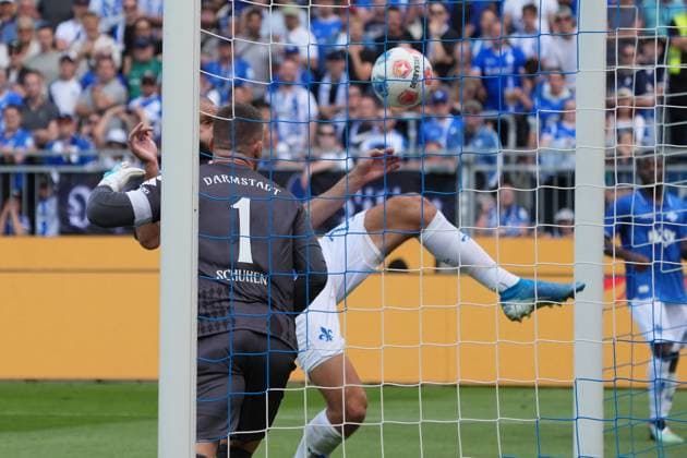 Aleksandar Vukotic SV Darmstadt 98, 20 acrobatically scratches the ball out of the goal for beaten goalkeeper Marcel Schuhen SV Darmstadt 98, 01 24 08 2025 2 Bundesliga, Season 25 26 SV Darmstadt 98 vs Hertha BSC Berlin, Stadion am Boellenfalltor, Matchday 3, emonline, emspor,