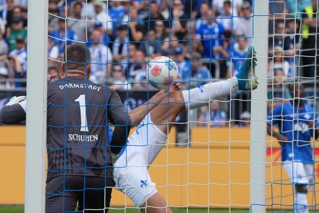 Aleksandar Vukotic SV Darmstadt 98, 20 acrobatically scratches the ball out of the goal for beaten goalkeeper Marcel Schuhen SV Darmstadt 98, 01 24 08 2025 2 Bundesliga, Season 25 26 SV Darmstadt 98 vs Hertha BSC Berlin, Stadion am Boellenfalltor, Matchday 3, emonline, emspor,