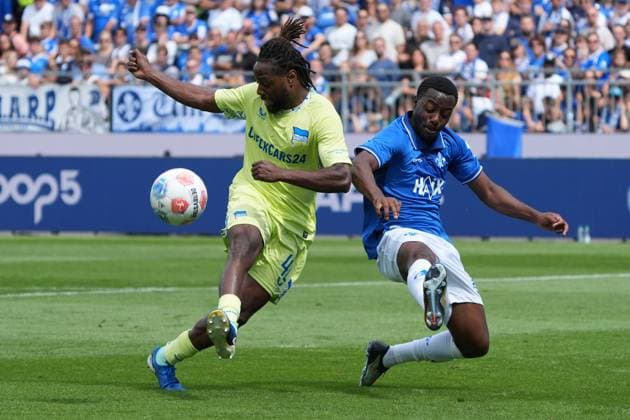 Deyovaisio Zeefuik Hertha BSC Berlin, 42 vs Patric Pfeiffer SV Darmstadt 98, 06 24 08 2025 2 Bundesliga, Season 25 26 SV Darmstadt 98 vs Hertha BSC Berlin, Stadion am Boellenfalltor, Matchday 3, emonline, emspor,