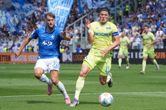 Fabian Reese Hertha BSC Berlin, 11 vs Killian Corredor SV Darmstadt 98, 34 24 08 2025 2 Bundesliga, Season 25 26 SV Darmstadt 98 vs Hertha BSC Berlin, Stadion am Boellenfalltor, Matchday 3, emonline, emspor,