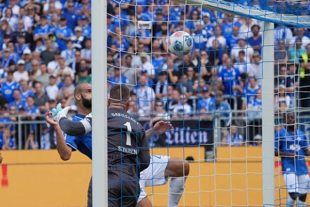 Aleksandar Vukotic SV Darmstadt 98, 20 acrobatically scratches the ball out of the goal for beaten goalkeeper Marcel Schuhen SV Darmstadt 98, 01 24 08 2025 2 Bundesliga, Season 25 26 SV Darmstadt 98 vs Hertha BSC Berlin, Stadion am Boellenfalltor, Matchday 3, emonline, emspor,