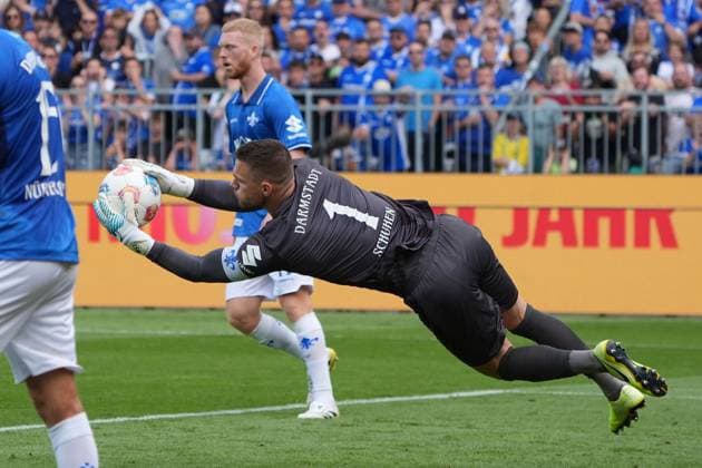 Goalkeeper Marcel Schuhen SV Darmstadt 98, 01 haelt 24 08 2025 2 Bundesliga, Season 25 26 SV Darmstadt 98 vs Hertha BSC Berlin, Stadion am Boellenfalltor, 3 Matchday, emonline, emspor,