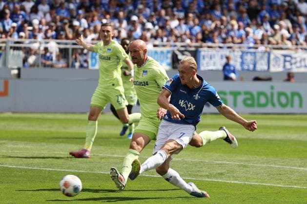 24 08 2025, xtvx, Fussball 2 Bundesliga, SV Darmstadt 98 Hertha BSC Berlin v l Isac Lidberg SV Darmstadt 98 Torschuss, has a shot on goal DFL DFB REGULATIONS PROHIBIT ANY USE OF PHOTOGRAPHS as IMAGE SEQUENCES and or QUASI VIDEO Darmstadt