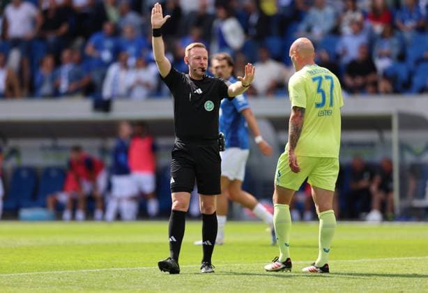 24 08 2025, xdcx, Fußball 2 Bundesliga, SV Darmstadt 98 Hertha BSC Berlin, emonline, emspor, despor, v l , Schiedsrichter Lars Erbst gibt Anweisungen, gestikuliert, mit den Armen gestikulieren gives instructions, gesticulate DFL DFB REGULATIONS PROHIBIT ANY USE OF PHOTOGRAPHS AS IMAGE SEQUENCES AND OR QUASI VIDEO Copyright: HMBxMedia Claus