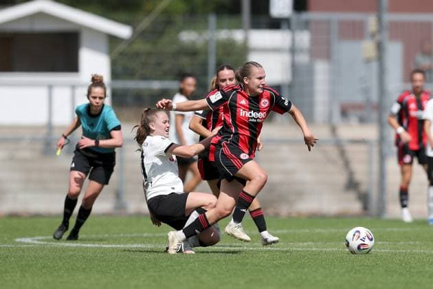 24 08 2025, xjcx, Women, Football, Season 2025 2026, 2 Women Bundesliga, 1 Matchday Eintracht Frankfurt II Borussia Moenchengladbach Suus Van Der Drift 21, Borussia Mönchengladbach and Carlotta Schwoerer 18, Eintracht Frankfurt II Frankfurt am Main Stadion am Brentanobad Hessen Germany