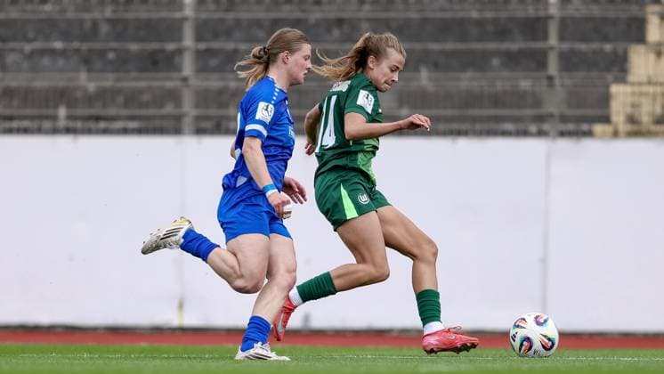 from left Lilly Damm SV Meppen, 22 and Elena Gößler VfL Wolfsburg II, 14 in a duel, dynamic, action, action, game scene, THE DFB REGULATIONS PROHIBIT ANY USE OF PHOTOGRAPHS AS IMAGE SEQUENCES AND OR QUASI VIDEO , 24 08 2025, Meppen Germany , Football, 2 Womens Bundesliga, VfL Wolfsburg II SV Meppen xobx