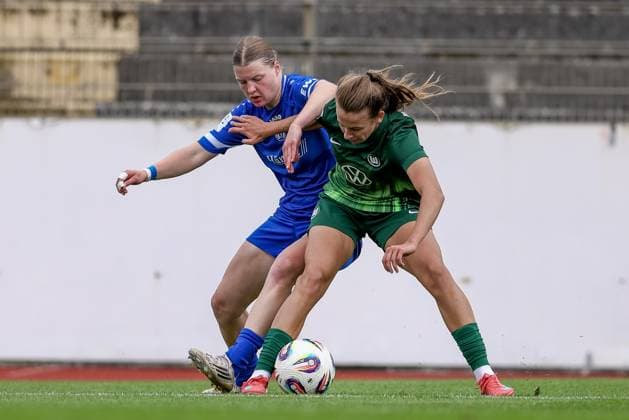 from left Lilly Damm SV Meppen, 22 and Elena Gößler VfL Wolfsburg II, 14 in a duel, dynamic, action, action, game scene, THE DFB REGULATIONS PROHIBIT ANY USE OF PHOTOGRAPHS AS IMAGE SEQUENCES AND OR QUASI VIDEO , 24 08 2025, Meppen Germany , Football, 2 Womens Bundesliga, VfL Wolfsburg II SV Meppen xobx