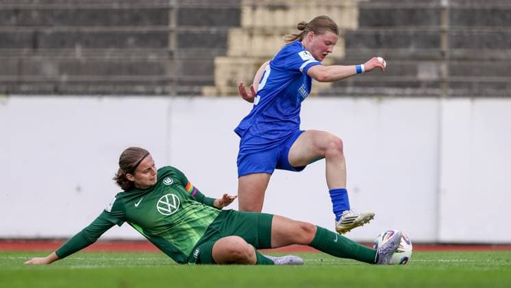 from left Maria Jonietz VfL Wolfsburg II, 5 and Lilly Damm SV Meppen, 22 in duel, duel, dynamics, action, action, game scene, THE DFB REGULATIONS PROHIBIT ANY USE OF PHOTOGRAPHS AS IMAGE SEQUENCES AND OR QUASI VIDEO , 24 08 2025, Meppen Germany , Football, 2 Womens Bundesliga, VfL Wolfsburg II SV Meppen xobx
