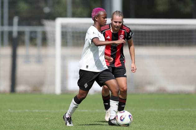 24 08 2025, xjcx, Women, Soccer, Season 2025 2026, 2 Women Bundesliga, 1 Matchday Eintracht Frankfurt II Borussia Moenchengladbach Emma Marie Lattus 7, Borussia Moenchengladbach and Carlotta Schwoerer 18, Eintracht Frankfurt II Frankfurt am Main Stadion am Brentanobad Hessen Germany