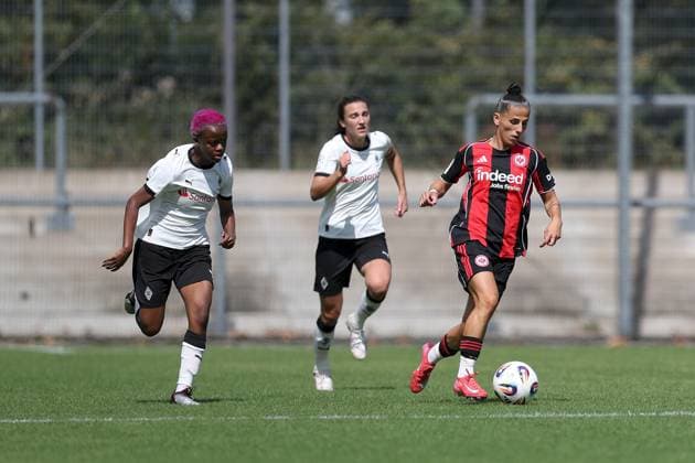 24 08 2025, xjcx, Women, Soccer, Season 2025 2026, 2 Women Bundesliga, 1 Matchday Eintracht Frankfurt II Borussia Moenchengladbach Emma Marie Lattus 7, Borussia Moenchengladbach and Valentina Limani 9, Eintracht Frankfurt II Frankfurt am Main Stadion am Brentanobad Hessen Germany
