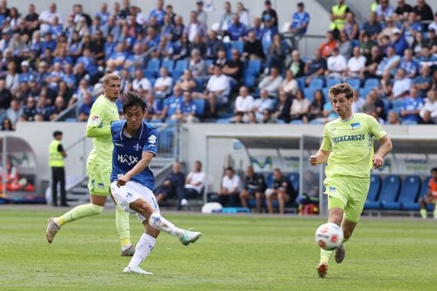24 08 2025, xtvx, Fussball 2 Bundesliga, SV Darmstadt 98 Hertha BSC Berlin v l Torschuss, has a shot on goal Hiroki Akiyama SV Darmstadt 98 DFL DFB REGULATIONS PROHIBIT ANY USE OF PHOTOGRAPHS as IMAGE SEQUENCES and or QUASI VIDEO Darmstadt