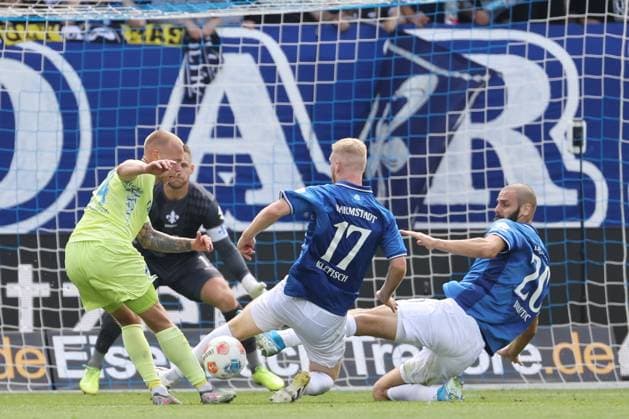 24 08 2025, xtvx, Fussball 2 Bundesliga, SV Darmstadt 98 Hertha BSC Berlin v l Torschuss, has a shot on goal Jon Dagur Thorsteinsson Hertha BSC Berlin Kai Klefisch SV Darmstadt 98 Aleksandar Vukotic SV Darmstadt 98 DFL DFB REGULATIONS PROHIBIT ANY USE OF PHOTOGRAPHS as IMAGE SEQUENCES and or QUASI VIDEO Darmstadt