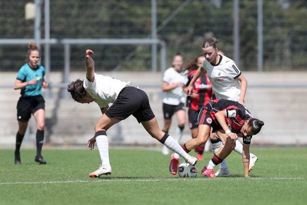24 08 2025, xjcx, Women, Soccer, Season 2025 2026, 2 Women Bundesliga, 1 Matchday Eintracht Frankfurt II Borussia Moenchengladbach Maresa Arici 26, Borussia Moenchengladbach , Valentina Limani 9, Eintracht Frankfurt II , Miriam Arici 2, Borussia Moenchengladbach Frankfurt am Main Stadion am Brentanobad Hessen Germany