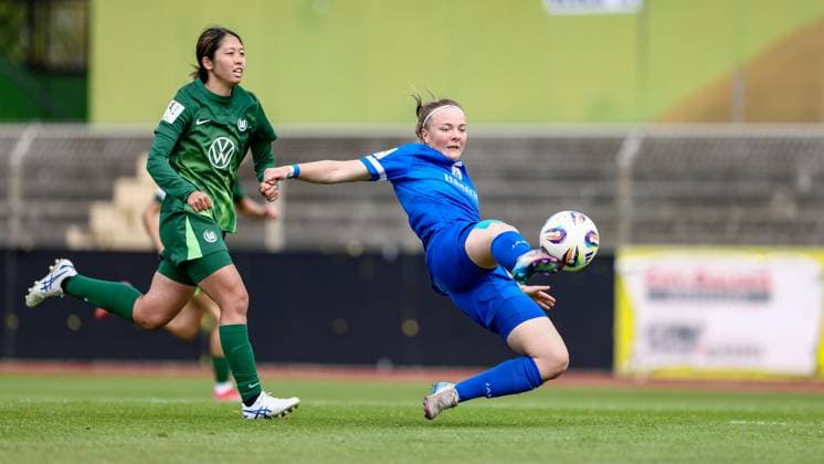 from left Hitomi Yamaue VfL Wolfsburg II, 23 and goal scorer Bente Bode SV Meppen, 14 scores the goal for 0 1, goal, highlight, goal success, THE DFB REGULATIONS PROHIBIT ANY USE OF PHOTOGRAPHS AS IMAGE SEQUENCES AND OR QUASI VIDEO , 24 08 2025, Meppen Germany , Football, 2 Womens Bundesliga, VfL Wolfsburg II SV Meppen xobx