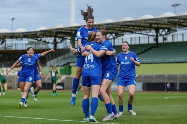 SV Meppen players with goal celebration, cheering, jubilant, optimistic, game scene, highlight, joy about the goal to 0 1, THE DFB REGULATIONS PROHIBIT ANY USE OF PHOTOGRAPHS AS IMAGE SEQUENCES AND OR QUASI VIDEO , 24 08 2025, Meppen Germany , Football, 2 Womens Bundesliga, VfL Wolfsburg II SV Meppen xobx
