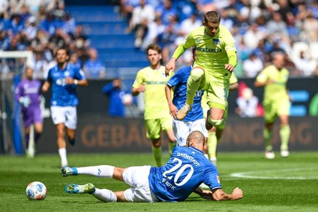 Aleksandar Vukotic SV Darmstadt 1898, 20 in duel with Michael Cuisance Hertha BSC, 10 , GER, SV Darmstadt 98 vs Hertha BSC, Football, 2 Bundesliga, Matchday 3, Saison 2025 2026, 24 08 2025 DFL regulations prohibit any use of photographs as image sequences and or quasi video GER, SV Darmstadt 98 vs Hertha BSC, Football, 2 Bundesliga, Matchday 3, Saison 2025 2026, 24 08 2025 Darmstadt Copyright: xEibner-Pressefoto FlorianxWiegandx EP_FWD