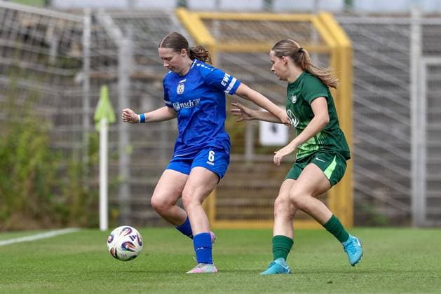 from left Laura Bröring SV Meppen, 6 and Clara Oppermann VfL Wolfsburg II, 19 in a duel, dynamic, action, action, game scene, THE DFB REGULATIONS PROHIBIT ANY USE OF PHOTOGRAPHS AS IMAGE SEQUENCES AND OR QUASI VIDEO , 24 08 2025, Meppen Germany , Football, 2 Womens Bundesliga, VfL Wolfsburg II SV Meppen xobx