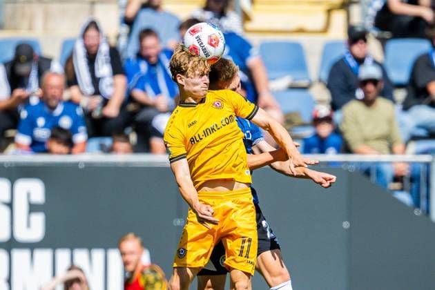 24 08 2025 Soccer, 2025 2026, 2 Bundesliga, 3 Matchday, DSC Arminia Bielefeld SG Dynamo Dresden L R Dominik Kother Dresden , Leon Schneider Bielefeld DFL REGULATIONS PROHIBIT ANY USE OF PHOTOGRAPHS AS IMAGE SEQUENCES AND OR QUASI VIDEO