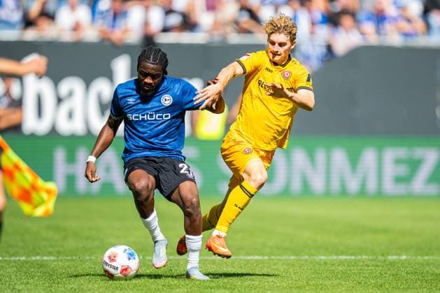24 08 2025 Soccer, 2025 2026, 2 Bundesliga, 3 Matchday, DSC Arminia Bielefeld SG Dynamo Dresden L R Benjamin Boakye Bielefeld , Dominik Kother Dresden DFL REGULATIONS PROHIBIT ANY USE OF PHOTOGRAPHS AS IMAGE SEQUENCES AND OR QUASI VIDEO