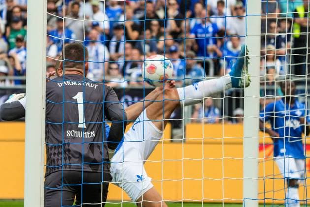 Aleksandar Vukotic SV Darmstadt 98, 20 acrobatically scratches the ball out of the goal for beaten goalkeeper Marcel Schuhen SV Darmstadt 98, 01 24 08 2025 2 Bundesliga, Season 25 26 SV Darmstadt 98 vs Hertha BSC Berlin, Stadion am Boellenfalltor, Matchday 3, emonline, emspor,