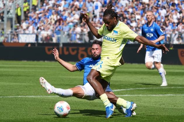 Marco Richter SV Darmstadt 98, 23 tries to get the ball from Deyovaisio Zeefuik Hertha BSC Berlin, 42 24 08 2025 2 Bundesliga, season 25 26 SV Darmstadt 98 vs Hertha BSC Berlin, Stadion am Boellenfalltor, 3 Spieltag, emonline, emspor,