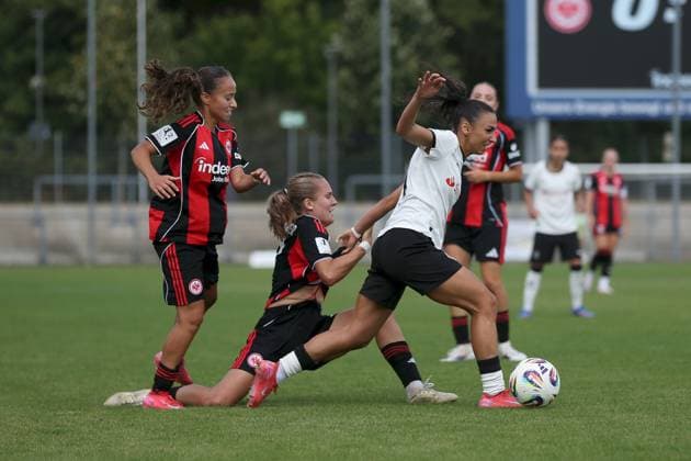24 08 2025, xjcx, Women, Soccer, Season 2025 2026, 2 Women Bundesliga, 1 Matchday Eintracht Frankfurt II Borussia Moenchengladbach Ela Naz Demirbas 22, Eintracht Frankfurt II and Carlotta Schwoerer 18, Eintracht Frankfurt II in duel with Miray Cin 10, Borussia Mönchengladbach Frankfurt am Main Stadion am Brentanobad Hessen Germany