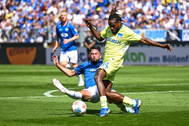 Marco Richter SV Darmstadt 1898, 23 in duel with Deyovaisio Zeefuik Hertha BSC, 42 , GER, SV Darmstadt 98 vs Hertha BSC, Football, 2 Bundesliga, Matchday 3, Saison 2025 2026, 24 08 2025 DFL regulations prohibit any use of photographs as image sequences and or quasi video GER, SV Darmstadt 98 vs Hertha BSC, Football, 2 Bundesliga, Matchday 3, Saison 2025 2026, 24 08 2025 Darmstadt Copyright: xEibner-Pressefoto FlorianxWiegandx EP_FWD