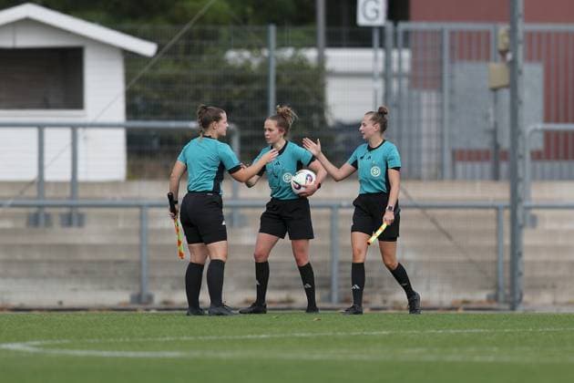 24 08 2025, xjcx, Women, Soccer, Season 2025 2026, 2 Women Bundesliga, 1 Matchday Eintracht Frankfurt II Borussia Moenchengladbach v li Nora Lagemann SR A 2, TSV Vater Jahn Wittmar e V , Katharina Linke SVG Göttingen and Janika Balzer SR A 1, SG Blankenau Stockhausen Frankfurt am Main Stadion am Brentanobad Hessen Germany