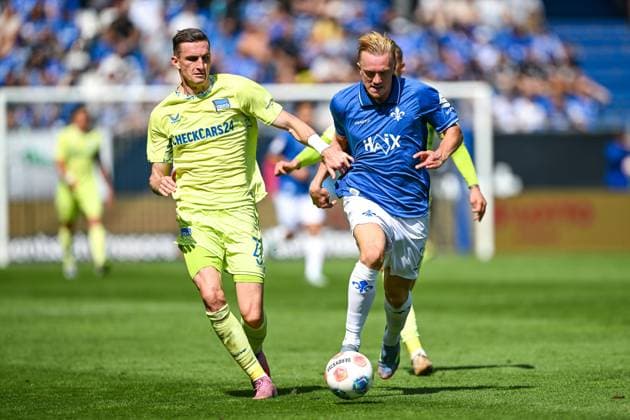 Niklas Kolbe Hertha BSC, 27 in duel with Isac Lidberg SV Darmstadt 1898, 07 , GER, SV Darmstadt 98 vs Hertha BSC, Football, 2 Bundesliga, Matchday 3, Saison 2025 2026, 24 08 2025 DFL regulations prohibit any use of photographs as image sequences and or quasi video GER, SV Darmstadt 98 vs Hertha BSC, Football, 2 Bundesliga, Matchday 3, Saison 2025 2026, 24 08 2025 Darmstadt Copyright: xEibner-Pressefoto FlorianxWiegandx EP_FWD
