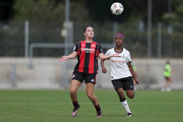 24 08 2025, xjcx, Women, Soccer, Season 2025 2026, 2 Women Bundesliga, 1 Matchday Eintracht Frankfurt II Borussia Moenchengladbach Jana Theijs 2, Eintracht Frankfurt II and Emma Marie Lattus 7, Borussia Mönchengladbach Frankfurt am Main Stadion am Brentanobad Hessen Germany
