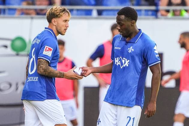 Luca Marseiler SV Darmstadt 98, 08 received a note with instructions for Merveille Papela SV Darmstadt 98, 21 when he was substituted 24 08 2025 2 Bundesliga, Season 25 26 SV Darmstadt 98 vs Hertha BSC Berlin, Stadion am Boellenfalltor, Matchday 3, emonline, emspor,
