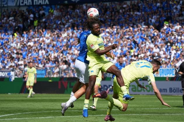 Header duel Frasier Hornby SV Darmstadt 98, 09 vs Deyovaisio Zeefuik Hertha BSC Berlin, 42 24 08 2025 2 Bundesliga, Season 25 26 SV Darmstadt 98 vs Hertha BSC Berlin, Stadion am Boellenfalltor, Matchday 3, emonline, emspor,