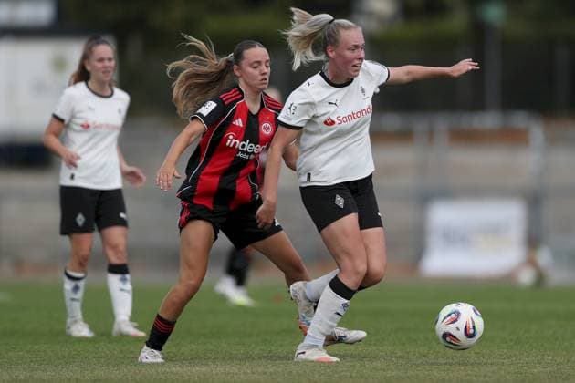 24 08 2025, xjcx, Women, Soccer, Season 2025 2026, 2 Women Bundesliga, 1 Matchday Eintracht Frankfurt II Borussia Moenchengladbach Helene Schäfer 35, Eintracht Frankfurt II and Kyra van Leeuwe 14, Borussia Mönchengladbach Frankfurt am Main Stadion am Brentanobad Hessen Germany