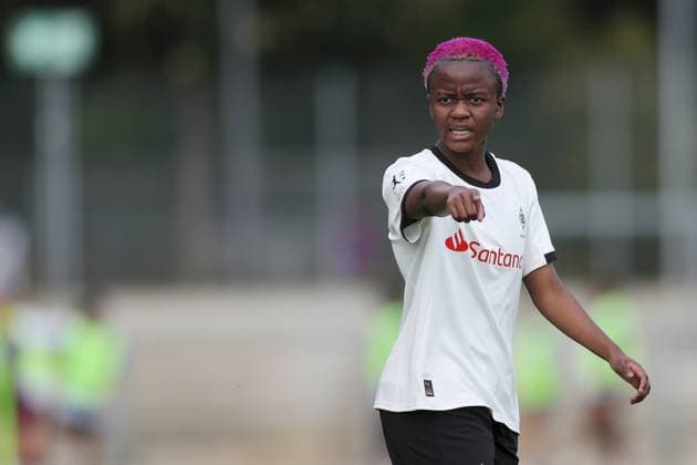 24 08 2025, xjcx, Women, Football, Season 2025 2026, 2 Women Bundesliga, 1 Matchday Eintracht Frankfurt II Borussia Moenchengladbach Emma Marie Lattus 7, Borussia Mönchengladbach gestures, arms, hands, gives instructions Frankfurt am Main Stadion am Brentanobad Hessen Germany