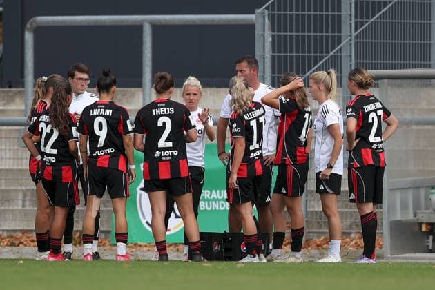 24 08 2025, xjcx, Women, Football, Season 2025 2026, 2 Women Bundesliga, 1 Matchday Eintracht Frankfurt II Borussia Moenchengladbach Julia Simic Head Coach, Eintracht Frankfurt II gestures, arms, hands, gives instructions Frankfurt am Main Stadion am Brentanobad Hessen Germany