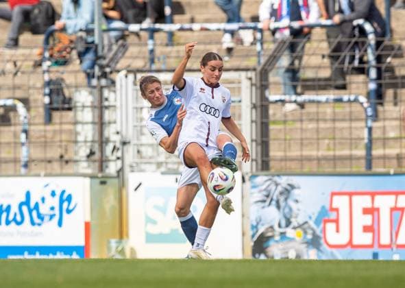 Soccer, Women, Season 2025 2026, 2 Bundesliga 1 Matchday , 1 FFC Turbine Potsdam FC Ingolstadt 04, v l Bianca Schmidt Turbine Potsdam , Magdalena Schwarz Ingolstadt , 24 08 2025, Copyright: xSebastianxRäppold MatthiasxKochx