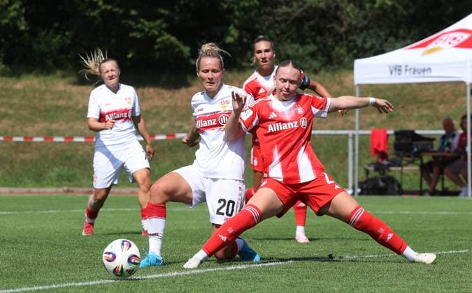Stuttgart , Soccer 2 Bundesliga , VfB Stuttgart Women vs FC Bayern Munich Women II , from left Jana Beuschlein VfB Eszter Reszler Bayern