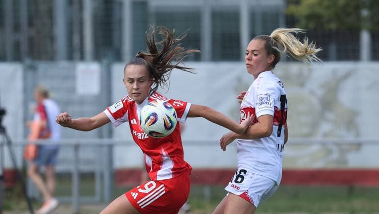 Stuttgart , Soccer 2 Bundesliga , VfB Stuttgart Women vs FC Bayern Munich Women II , from left Melina Hoffmann Bayern Janina Hechler VfB