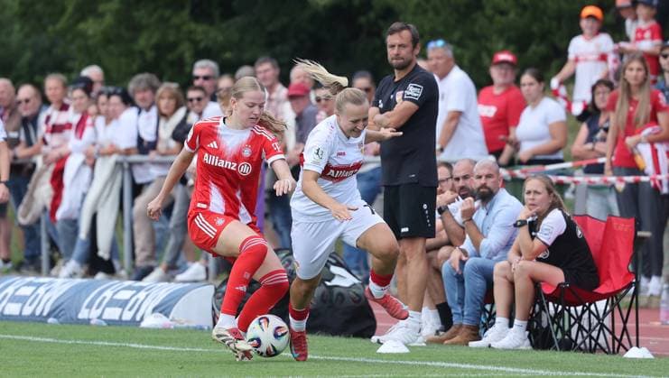 Stuttgart , Soccer 2 Bundesliga , VfB Stuttgart Women vs FC Bayern Munich Women II , from left Maria Gmeineder Bayern Leonie Schetter vfB