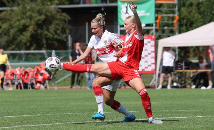 Stuttgart , Soccer 2 Bundesliga , VfB Stuttgart Women vs FC Bayern Munich Women II , from left Jana Beuschlein VfB Luzia Zähringer Bayern