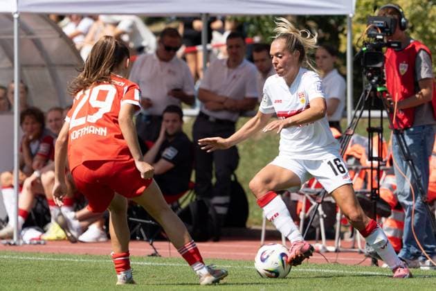 Janina Hechler VFB Stuttgart Women, 16 in duel with Melina Hoffmann FC Bayern Muenchen 2 Women, 29 , GER, VfB Stuttgart Women vs FC Bayern Muenchen Women II, Soccer, 2 Women Bundesliga, 1 Matchday, Season 2025 2026, 24 08 2025, GER, VfB Stuttgart Women vs FC Bayern Muenchen Women II, Soccer, 2 Women Bundesliga, 1 Matchday, Season 2025 2026, 24 08 2025, Stuttgart Copyright: xEibner-Pressefoto EdwardxCheungx EP_ECG