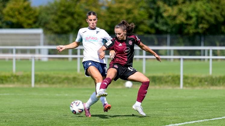 v li Selina Cerci TSG, 29 , Sanja Homann FCN, 19 , duel, duel, tackle, tackling, dynamics, action, action, 24 08 2025, Sankt Leon Rot Germany , football, women, test match, TSG 1899 Hoffenheim 1 FC Nürnberg, 24 08 2025, Sankt Leon Rot Germany , Soccer, Women, Test match, TSG 1899 Hoffenheim 1 FC Nürnberg, DFB DFL REGULATIONS PROHIBIT ANY USE OF PHOTOGRAPHS AS IMAGE SEQUENCES AND OR QUASI VIDEO xozx