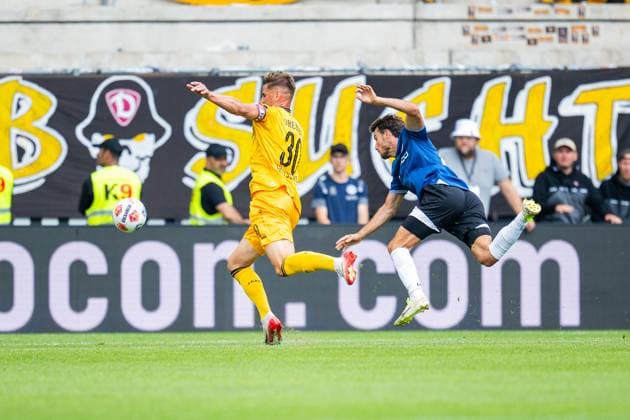 24 08 2025 Soccer, 2025 2026, 2 Bundesliga, Matchday 3, DSC Arminia Bielefeld SG Dynamo Dresden L R Stefan Kutschke Dresden , Christopher Lannert Bielefeld with an emergency brake DFL REGULATIONS PROHIBIT ANY USE OF PHOTOGRAPHS AS IMAGE SEQUENCES AND OR QUASI VIDEO