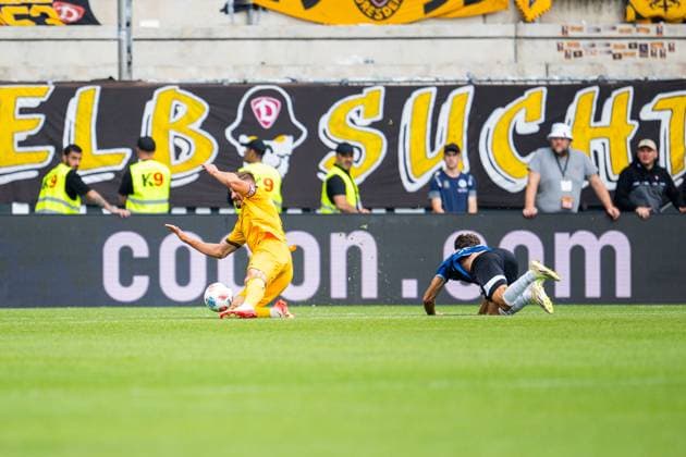 24 08 2025 Soccer, 2025 2026, 2 Bundesliga, Matchday 3, DSC Arminia Bielefeld SG Dynamo Dresden L R Stefan Kutschke Dresden , Christopher Lannert Bielefeld with an emergency brake DFL REGULATIONS PROHIBIT ANY USE OF PHOTOGRAPHS AS IMAGE SEQUENCES AND OR QUASI VIDEO