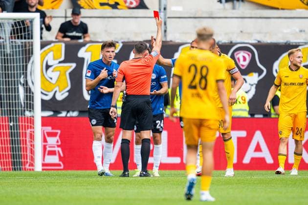 24 08 2025 Soccer, 2025 2026, 2 Bundesliga, Matchday 3, DSC Arminia Bielefeld SG Dynamo Dresden M Tom Bauer Referee shows Christopher Lannert Bielefeld the red card, sending off, L Maximilian Großer Bielefeld DFL REGULATIONS PROHIBIT ANY USE OF PHOTOGRAPHS AS IMAGE SEQUENCES AND OR QUASI VIDEO