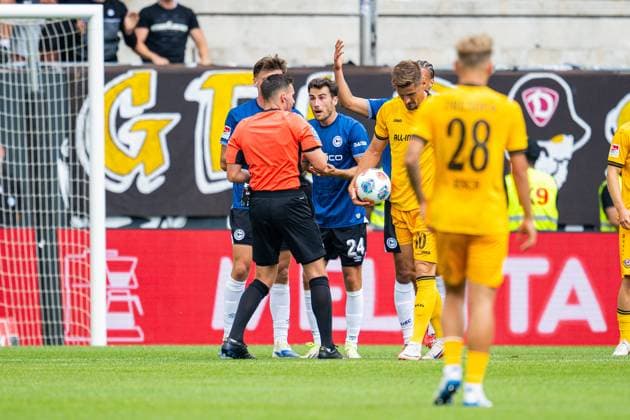 24 08 2025 Soccer, 2025 2026, 2 Bundesliga, Matchday 3, DSC Arminia Bielefeld SG Dynamo Dresden M Tom Bauer Referee shows Christopher Lannert Bielefeld the red card, sending off DFL REGULATIONS PROHIBIT ANY USE OF PHOTOGRAPHS AS IMAGE SEQUENCES AND OR QUASI VIDEO