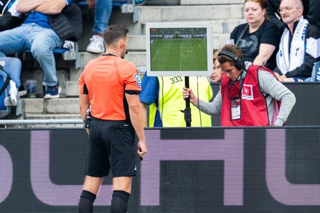 24 08 2025 Soccer, 2025 2026, 2 Bundesliga, 3 Matchday, DSC Arminia Bielefeld SG Dynamo Dresden M Tom Bauer Referee with video assistant, video assist, video assist, video evidence DFL REGULATIONS PROHIBIT ANY USE OF PHOTOGRAPHS AS IMAGE SEQUENCES AND OR QUASI VIDEO